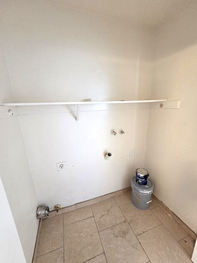 Building Photo - 1917-1919 W Whitendale Ave