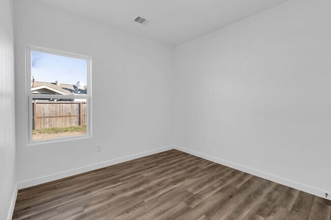 Building Photo - 104 Runnels St