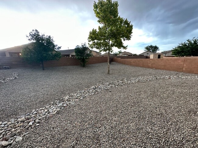 Building Photo - 4 bed 2 bath home in Huning Ranch