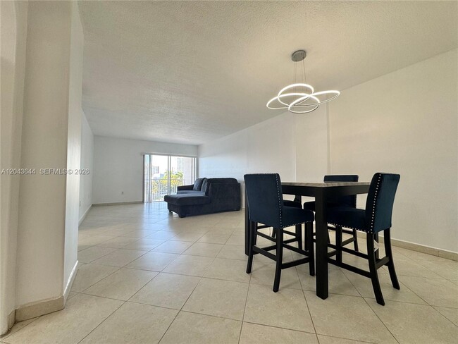 Building Photo - 400 Kings Point Dr