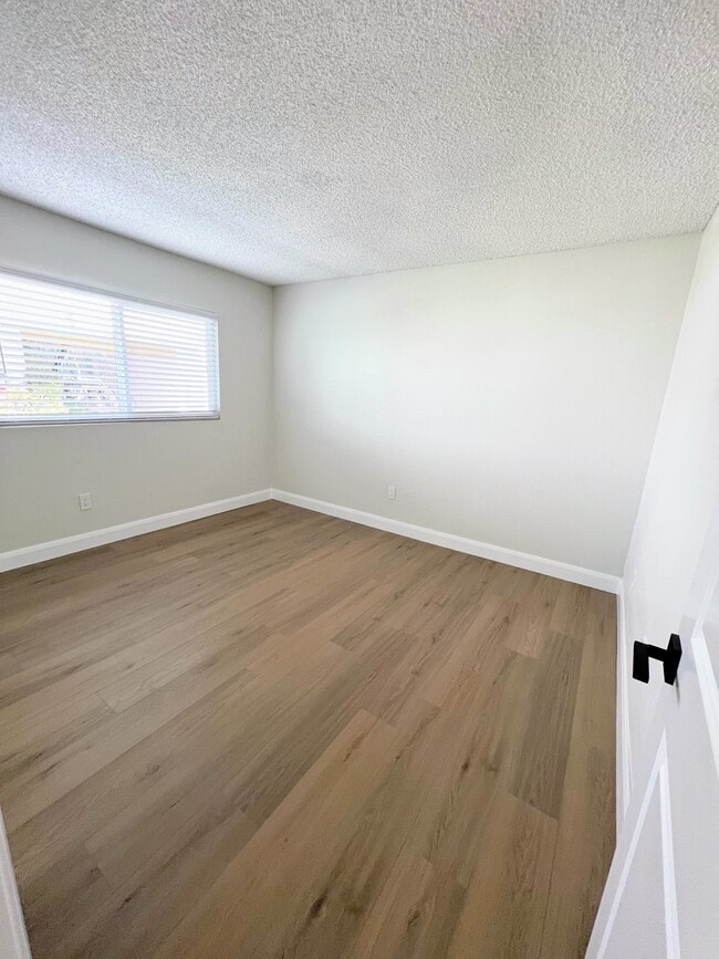 Building Photo - 18912 Valley Cir