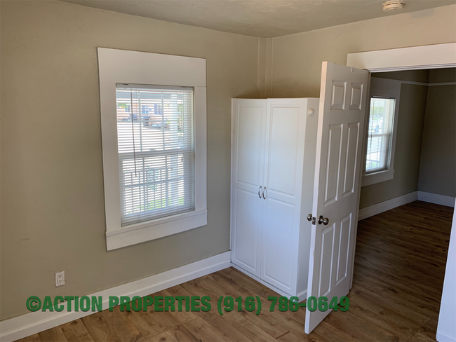 Building Photo - Central Roseville Bungalow 2 bedroom 1 Bat...