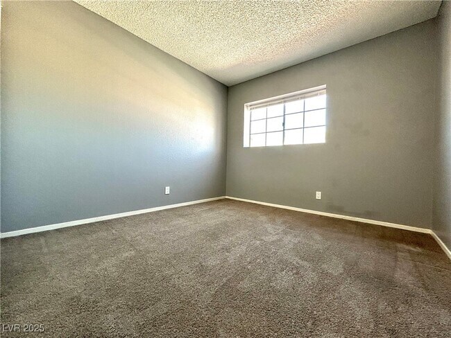 Building Photo - 425 Pemberry Cir