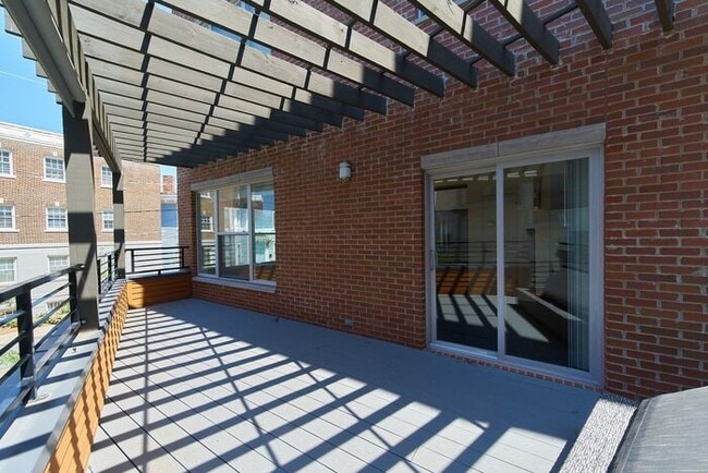 Building Photo - Sweet 2 Bed 2 Full Bath Downtown Indy Condo with Balcony Views!