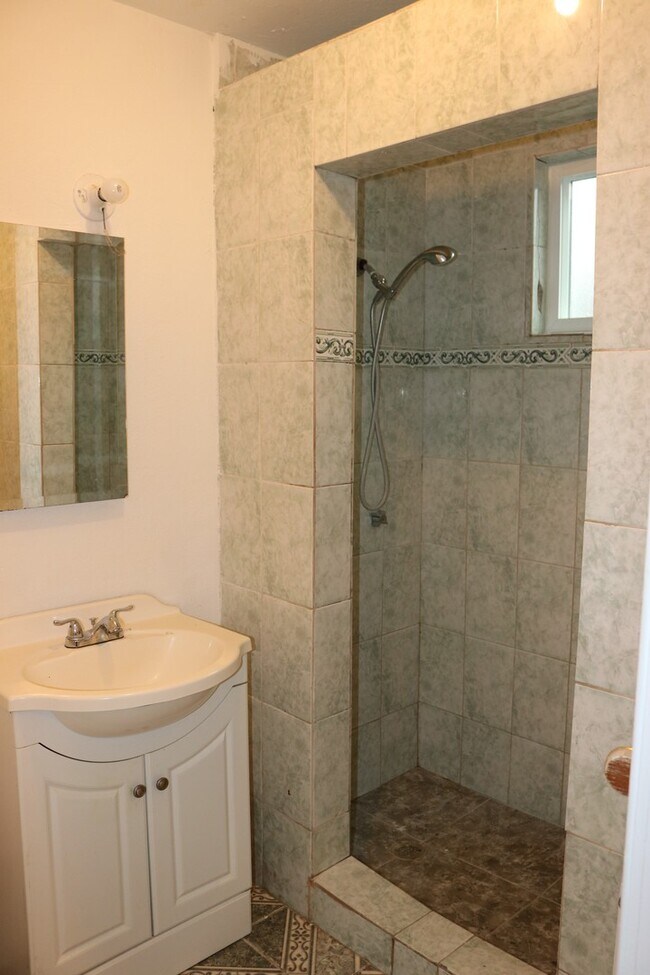 Building Photo - Beautifully Updated 3-Bedroom Home with Sp...