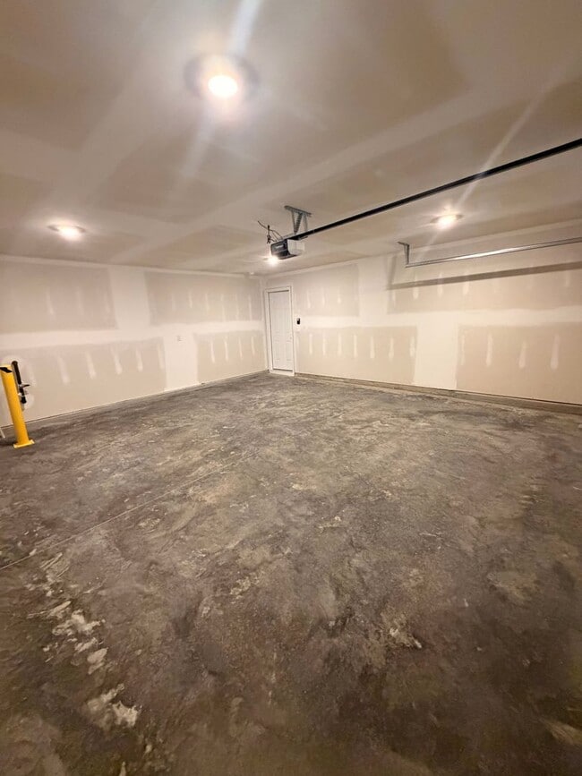 Building Photo - BRAND NEW 2026 CONSTRUCTION: Modern 3BD/2.5BA Home in Knoxville!