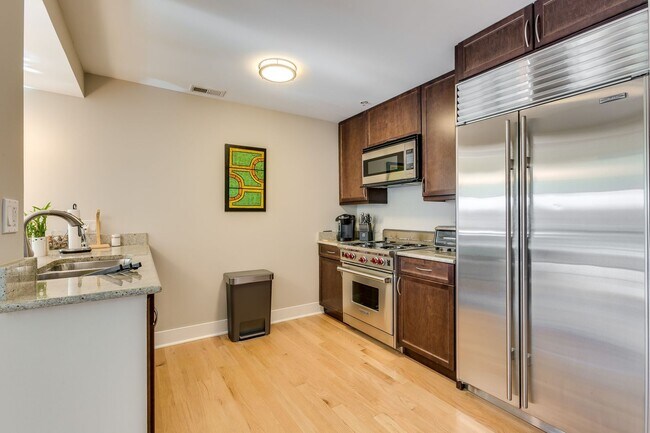 Building Photo - 525 Kedzie St