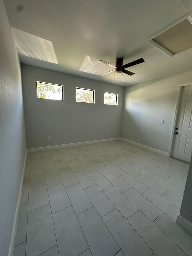 Building Photo - Single Family Home in San Carlos - STUDENTS WELCOME