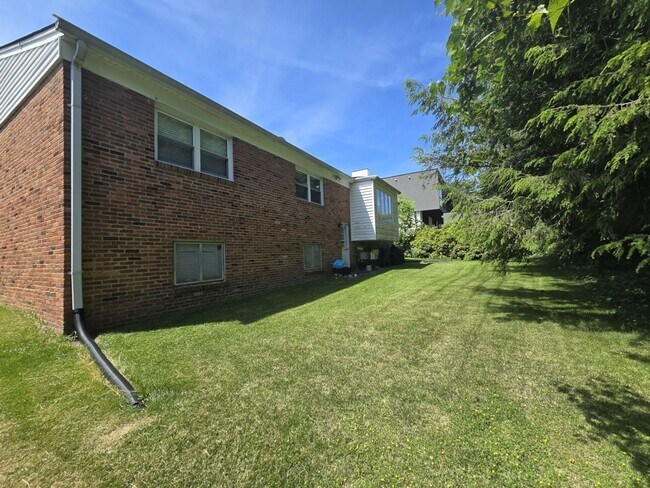 Building Photo - Spacious 4 Bedroom, 3 Bathroom Home in Close in Bethesda!!