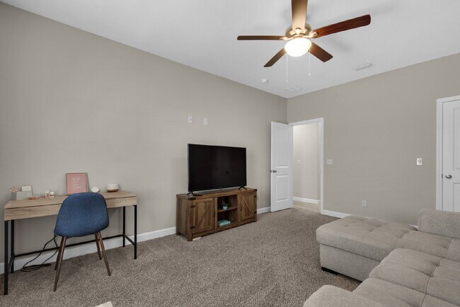 Building Photo - "Charming 3-Bed Home in Mary Esther with $200.00 Off First Full Month's Rent!"