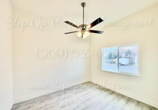 Building Photo - 18669 Pine St