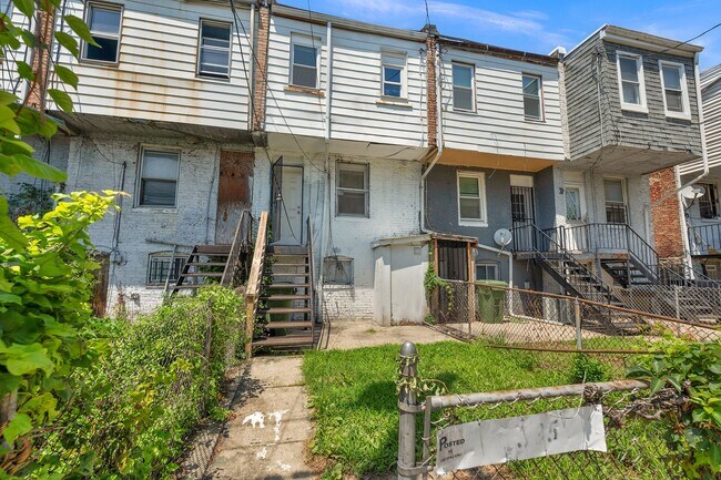Building Photo - 2335 Lauretta Ave