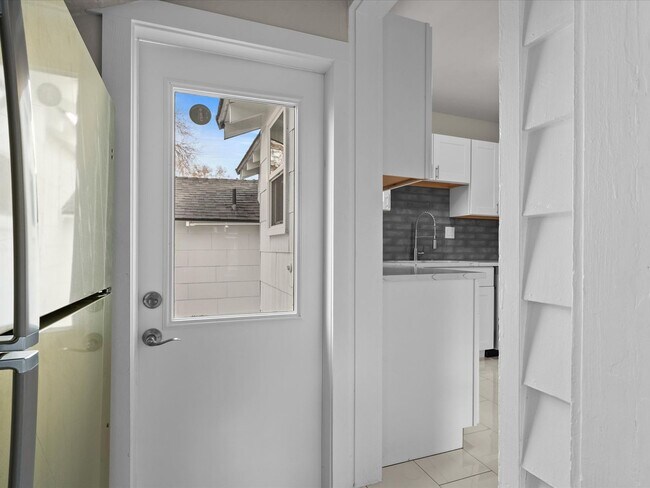 Building Photo - Remodeled Midtown Bungalow