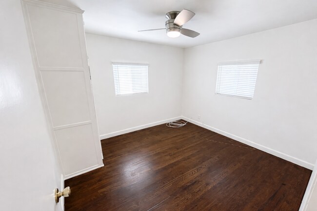 Building Photo - Remodeled 2BR in NoHo – Brand New Kitchen, 2 Parking Spaces, Walk to NoHo West Mall
