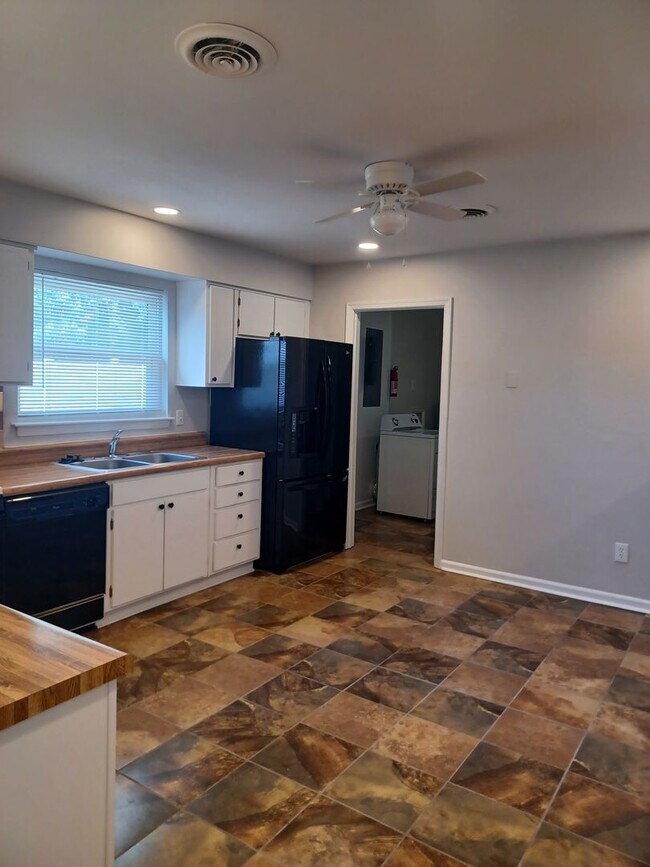 Building Photo - Welcome to this beautiful 4-bedroom, 2-bathroom home located in the desirable Virginia Beach, VA