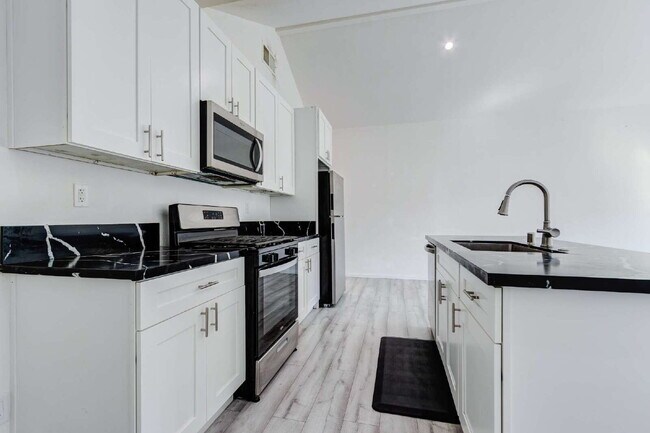 Building Photo - Private Yard Living with Modern Comfort in Costa Mesa