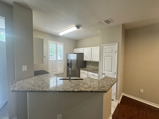 Building Photo - 13700 Richmond Park Dr N