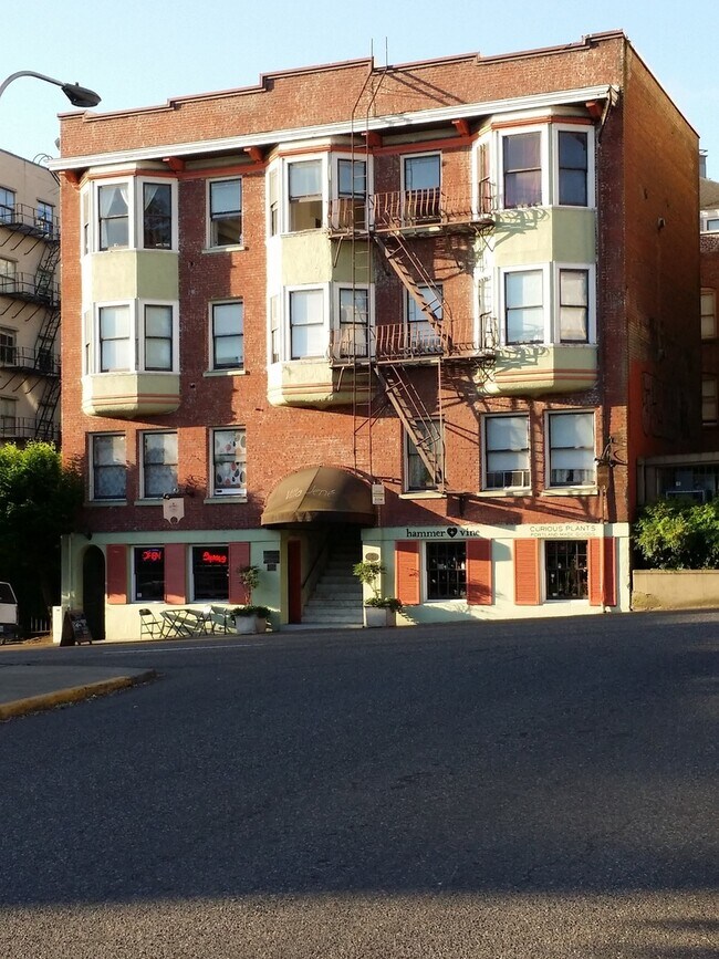 Building Photo - Tons of natural light with a touch of vintage charm in this TOP FLOOR Studio!