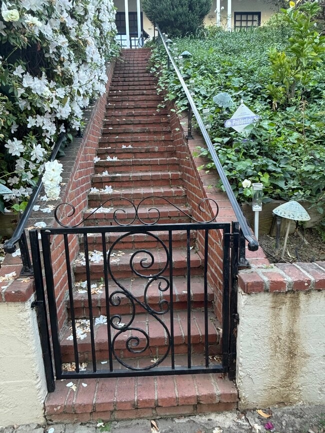 Building Photo - 1845 Pandora Ave