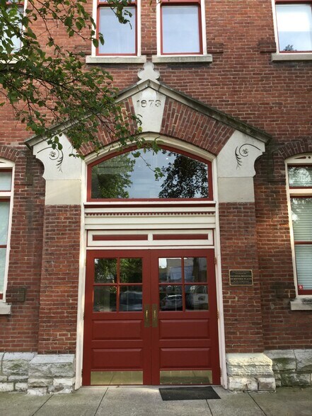 Main Entry - 714 Buchanan St