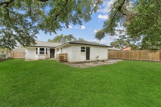 Building Photo - 9618 Glenwood Forest Dr