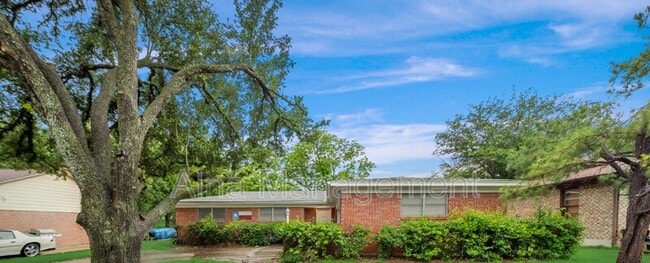 Building Photo - 805 N Douglas Ave