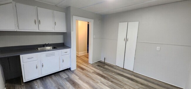 Building Photo - 1 Bedroom Apartment - Now Available!