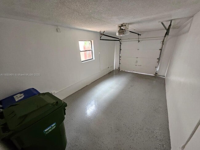 Building Photo - 1091 N Hiatus Rd