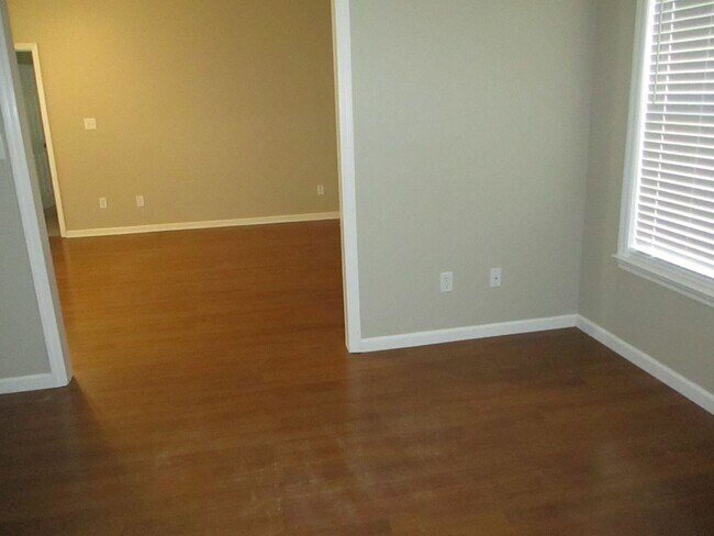 Building Photo - Spacious 2 Bedroom Townhome with Bonus Room & Private Backyard