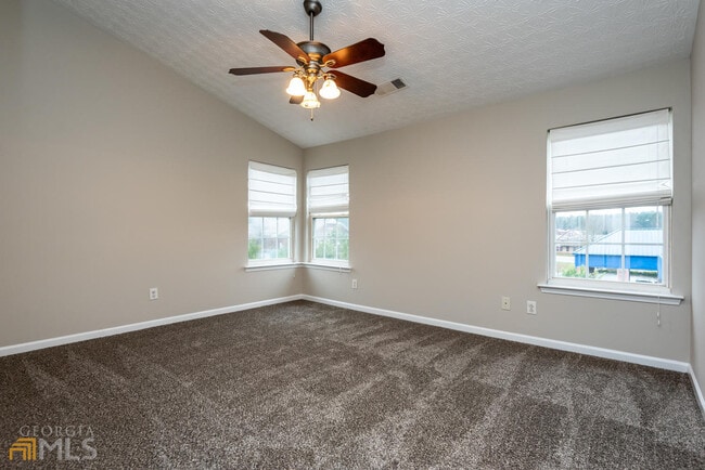 Building Photo - 246 Village Square Dr