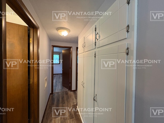 Building Photo - 4220 Hillcrest Dr