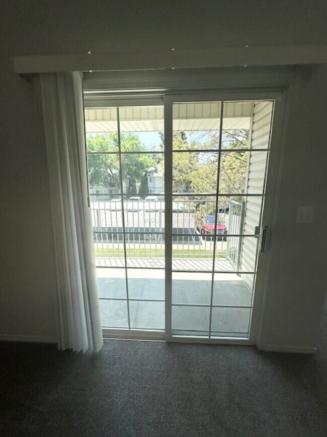 Building Photo - Affordable living at Westside Apartments!