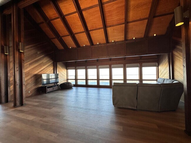 Building Photo - 10747 SW Mintken Ln