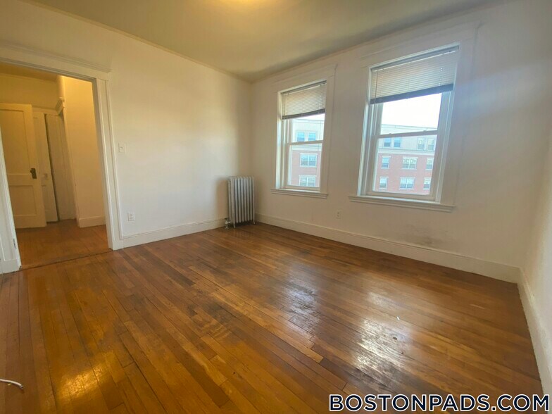 Building Photo - 137 Park Dr