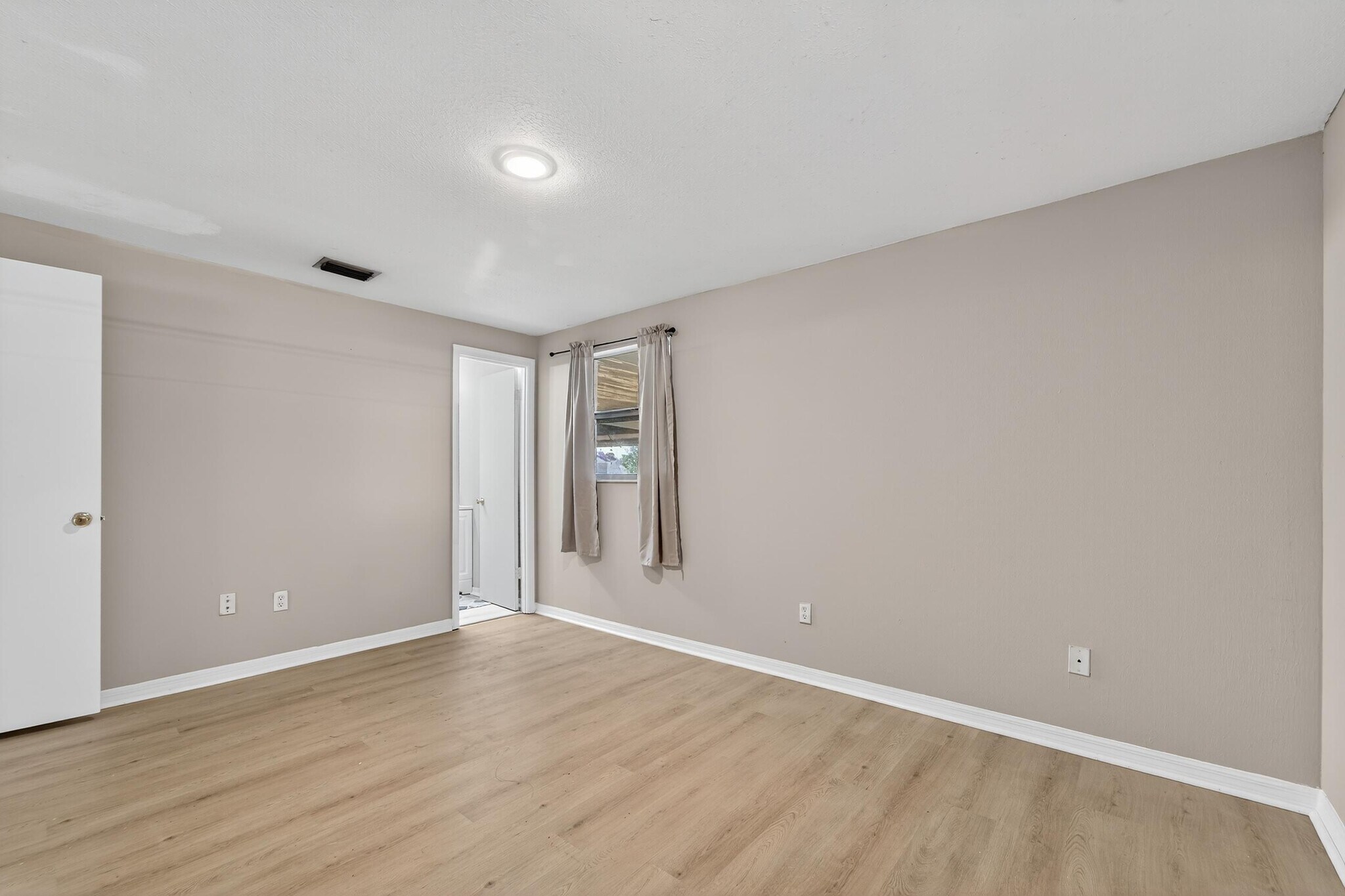 Building Photo - 1712 Village Ct