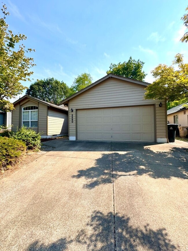 Building Photo - Gorgeous 3 Bed 2 Bath Home Near Shopping and Schools!