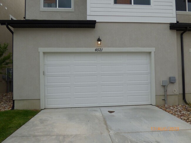 Building Photo - Newer 3 Bd 2.5 Ba Townhome in Herriman