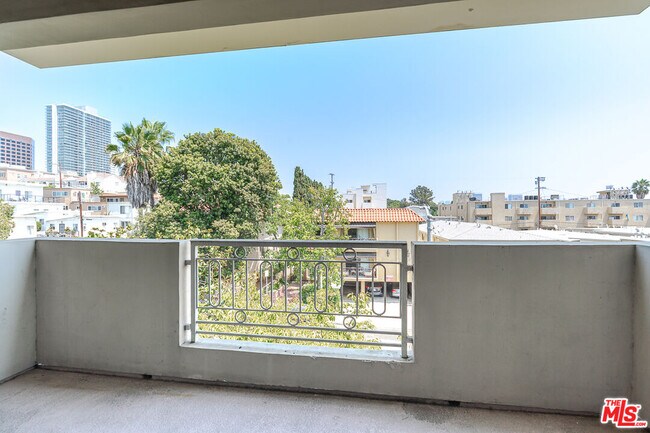 Building Photo - 1409 Armacost Ave