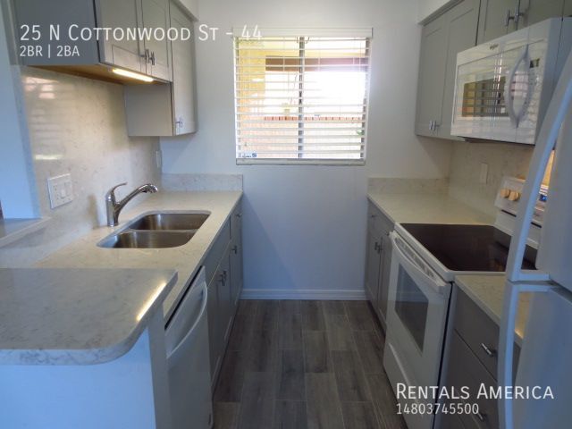 Building Photo - 2 Master Bedrooms in Fully Remodeled, Sing...