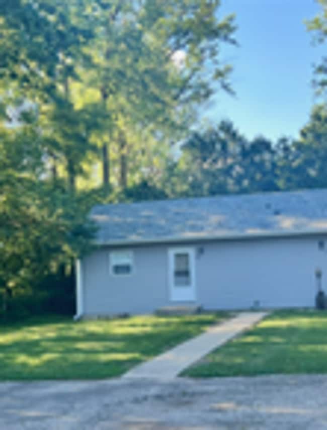 Building Photo - 1 bedroom duplex $650 rent, $400 deposit