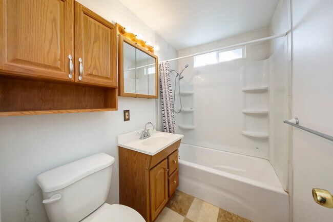 Building Photo - 1215 E 17th N