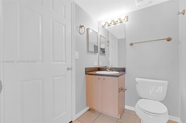 Building Photo - 2586 Centergate Dr