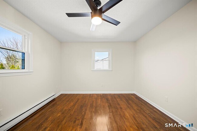 Building Photo - 25 Greenview Dr