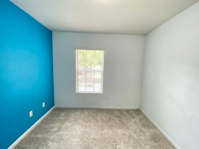Building Photo - 12856 Salomon Cove Dr