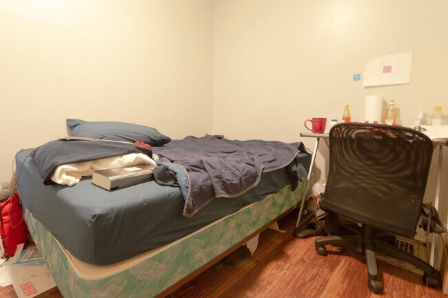 Building Photo - Room for Rent in 5 Bedroom House