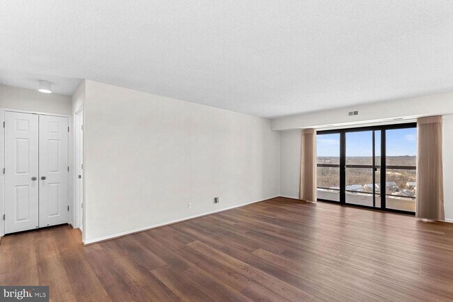 Building Photo - 307 Yoakum Pkwy
