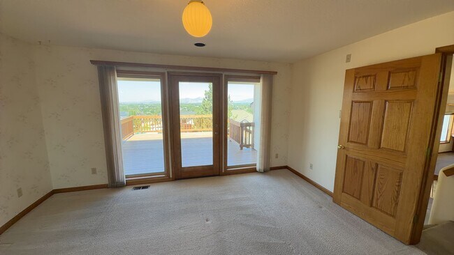 Building Photo - 3405 SW Hillcrest Dr