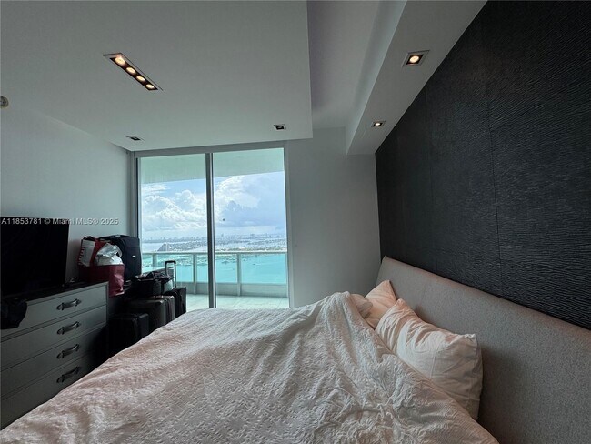 Building Photo - 900 Biscayne Blvd