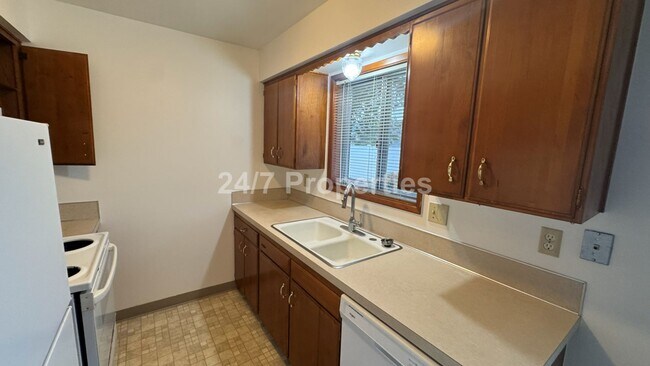 Building Photo - Charming 2BD/1BA with Patio  - Milwaukie