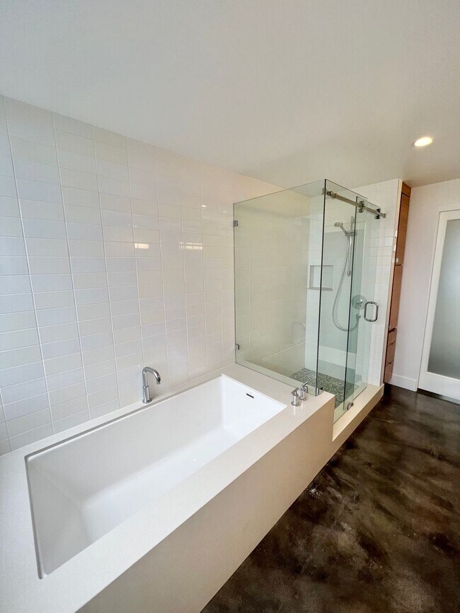 Building Photo - Private 16th-Floor Oceanview Residence with Belmont Pier Views